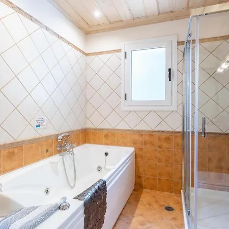 Emilios ヴィラ カラミ